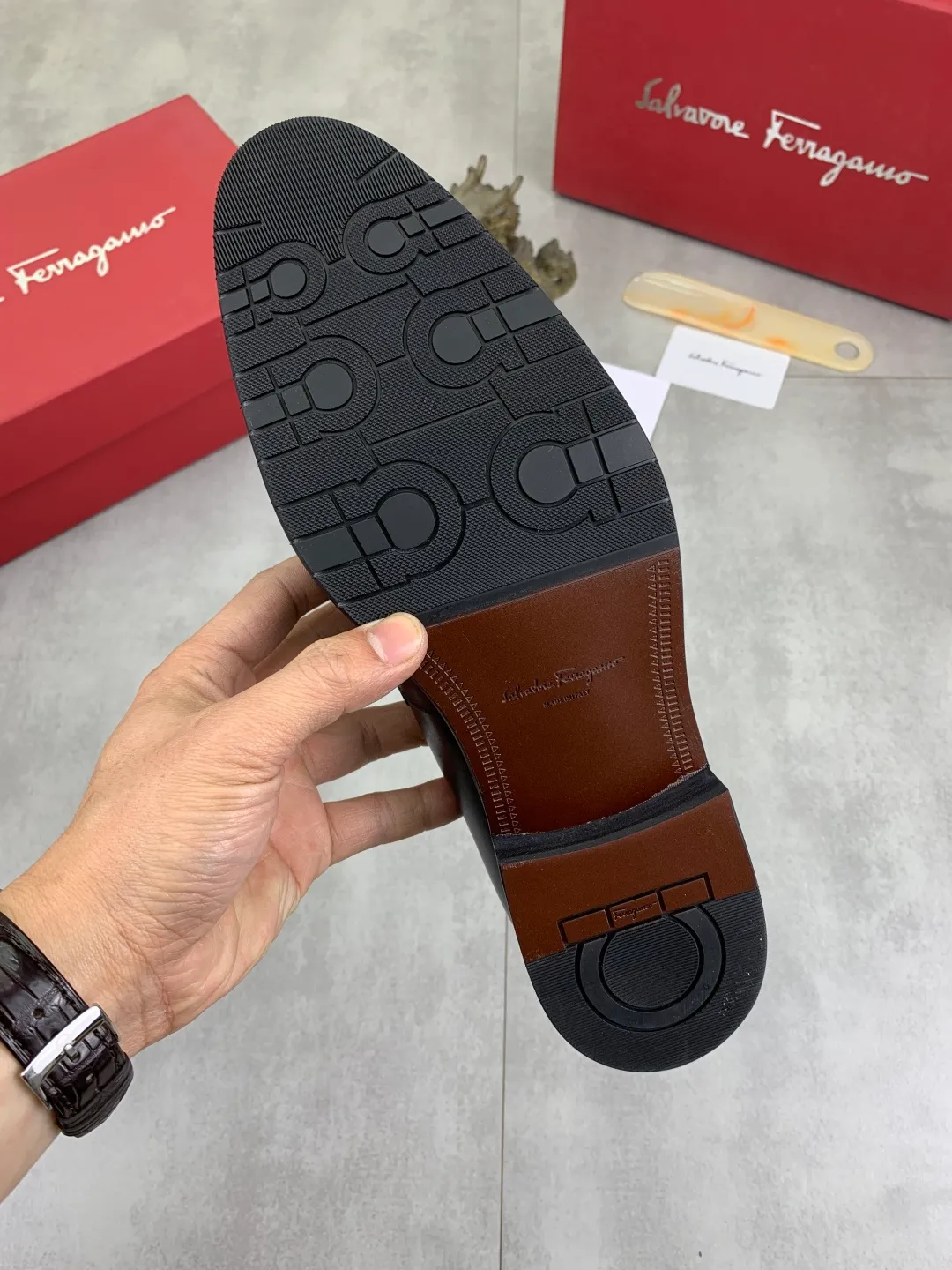 Men's Men's Shoes 💰P480💰[New Style] Water-dyed Niuli 🆘[Salvatore Ferragamo] Ferragamo's latest casual business leather shoes for men! Available at counters simultaneously! The fabric is made of specially imported original calfskin, and the interior is made of imported water-dyed cowhide. It is absolutely luxurious and leads the fashion trend. Matching code: 39-44, black optional